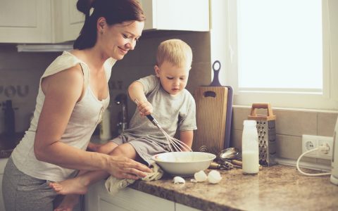 Criança na cozinha